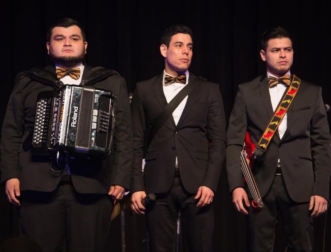 Erickibers1515's tweet photo. Quién se acuerda cuando los chicos posaban en pleno show para tomar foto? 🤭 https://t.co/eHL0b5CzSi