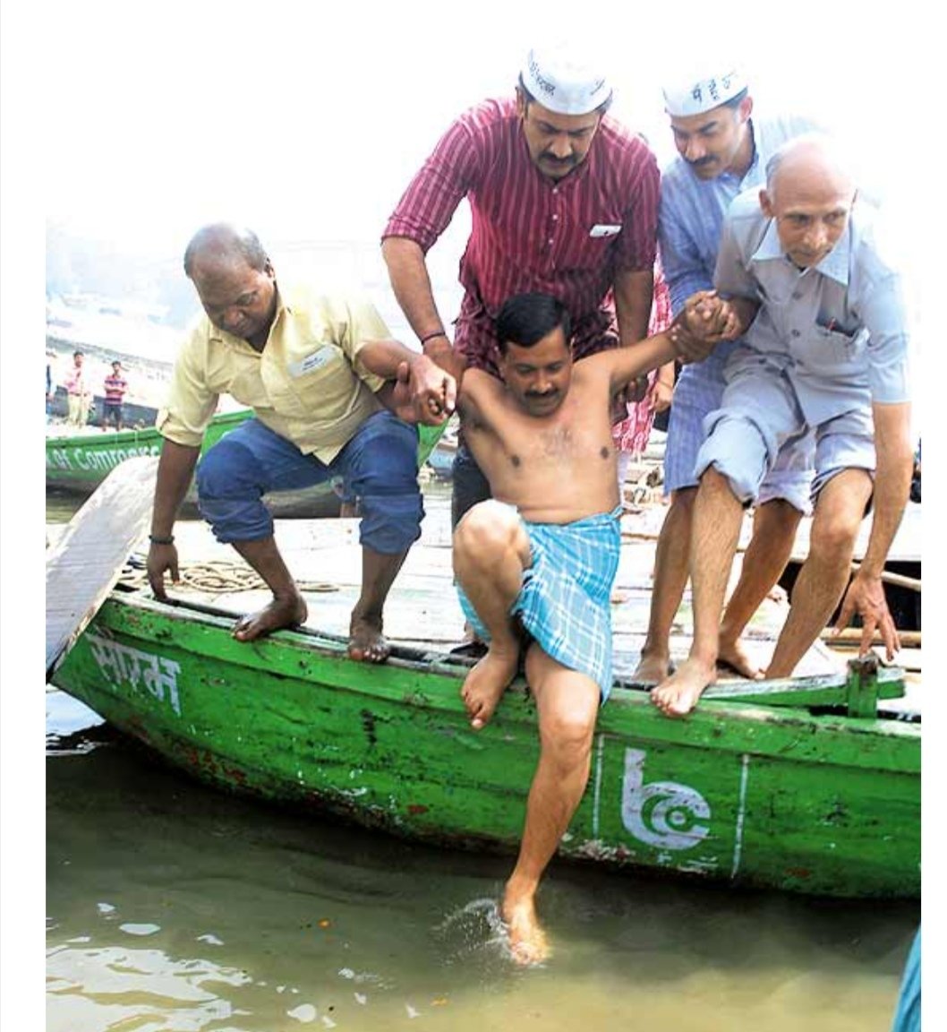 Charu_on_X_x's tweet photo. हमारे सरजी केजरीवाल को जबरन EVM ढूंढने के लिए नदी में धकेलते कुछ सपाई...😂😂
https://t.co/dn78Xe6Fqz https://t.co/d5cYi2tzl6