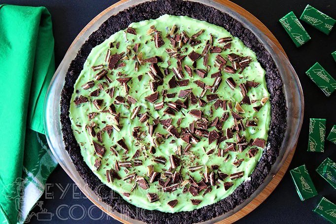 🍀🍫 Try this Andes Mint Chocolate Chip Pie for your St. Patrick’s Day dessert! 🍀🍫 Recipe: eyesclosedcooking.com/blog/andes-min…
_ _ _
#andesmint #mint #mintpie #pie #chocolate #green #StPatricksDay #eyesclosedcooking