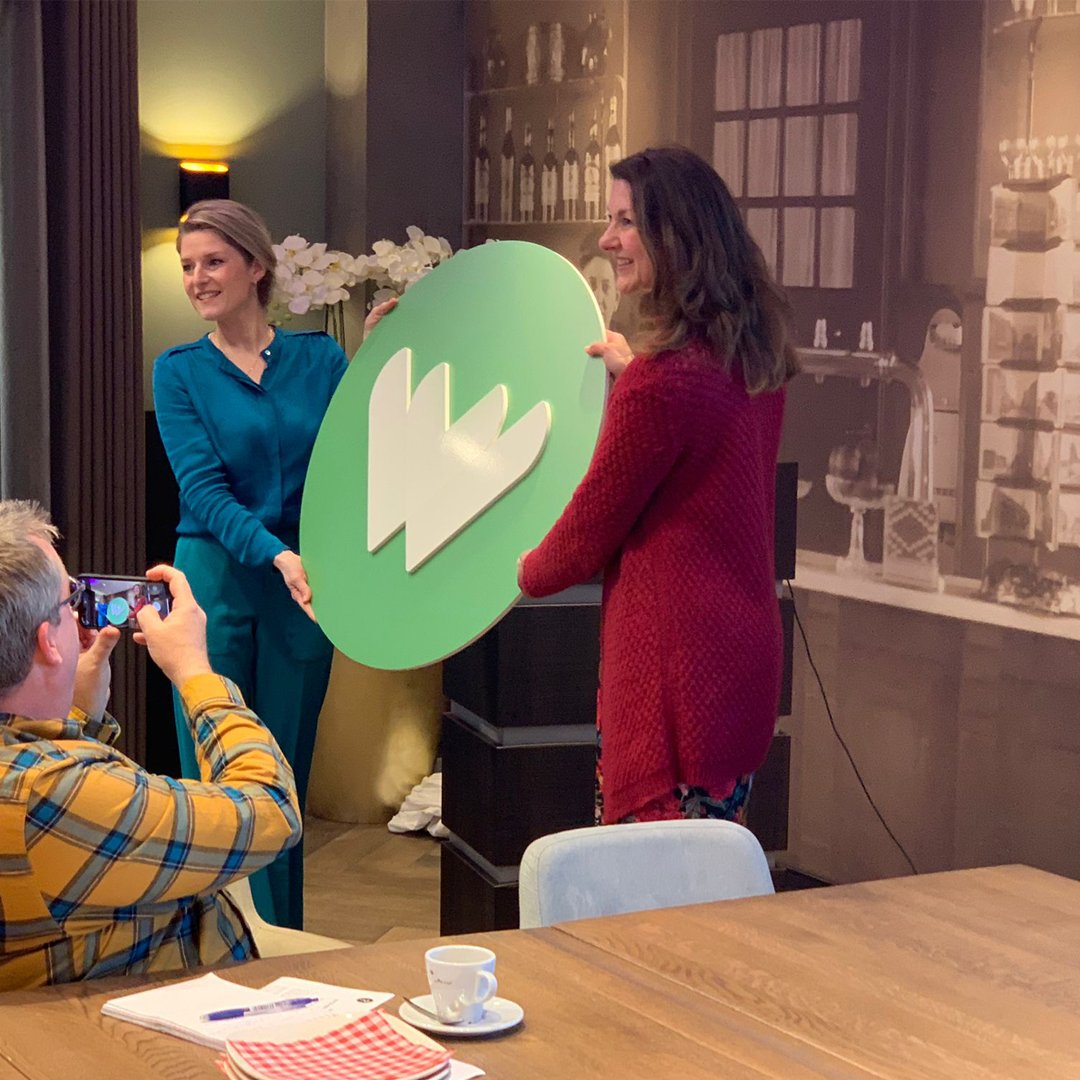 𝙆𝙞𝙘𝙠-𝙤𝙛𝙛 𝘾𝙞𝙩𝙮𝙢𝙖𝙧𝙠𝙚𝙩𝙞𝙣𝙜𝙤𝙧𝙜𝙖𝙣𝙞𝙨𝙖𝙩𝙞𝙚 𝙒𝙚𝙚𝙧𝙩
Zojuist is de merkstijl en het beeldmerk van de nieuwe organisatie Weert Marketing gepresenteerd.🥂 op een mooie en succesvolle samenwerking!
Foto: Wethouder Tessa Geelen en voorzitter Cindy Ras #weert