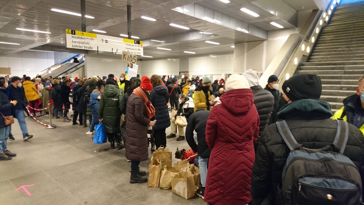 svenr's tweet photo. 4/5 Scenes from #Berlin main train station (Hauptbahnhof) yersterday. 10,000 to 15,000 refugees arrive every day. Pics taken late afternoon during a bit of a slow time. Most trains arrive earlier. Telegram for volunteers: https://t.co/mNeCU5ZhGC #SupportUkraine https://t.co/CzrXlBjEws