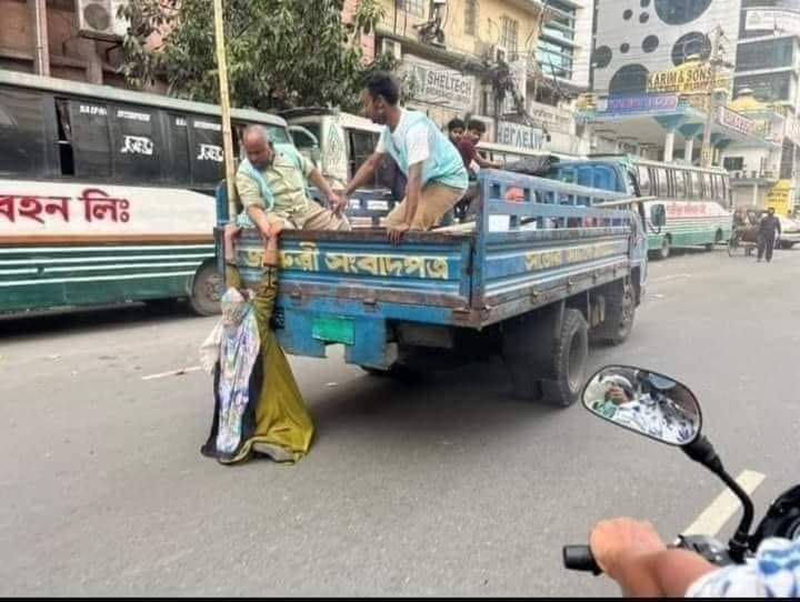 "আমারে একটা প্যাকেট দিয়া যাও বাজান"
টিসিবির চলন্ত ট্রাকের পেছনে ঝুলন্ত নারী ... 😢

২৫৯১ ডলারের মাথাপিছু আয়ের (!!??) দেশে এই দৃশ্যও আমাদের দেখতে হয়। আহা!