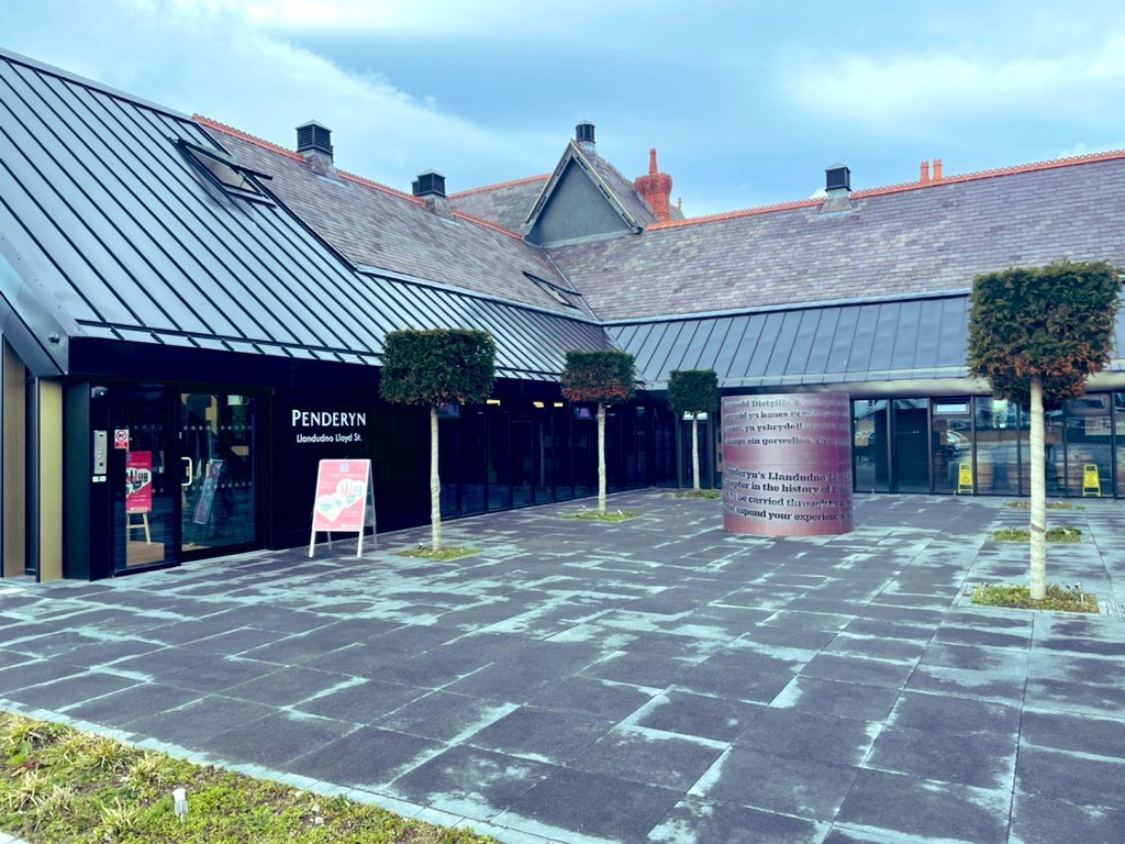 erin_omahony's tweet photo. Two days full of brilliant Welsh product in an amazing venue 🏴󠁧󠁢󠁷󠁬󠁳󠁿 Looking forward to meeting lots of suppliers! 💙@PenderynWhisky @FoodDrinkWales @KateGraham03 @KevinBuchanCoOp https://t.co/VAm3QyfDI8