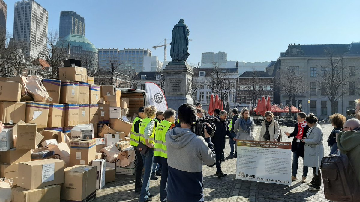 Pakketbezorger <a href="/wassenaar_ruud/">Ruud Wassenaar</a> <a href="/BelangenPakket/">De zelfstandige pakketbezorgers</a> vraagt #TweedeKamer leden om in te grijpen in de pakketmarkt. Voor eerlijke tarieven, normale arbeidsomstandigheden. Met <a href="/Marijke_vB/">Marijke</a> <a href="/BarbaraKathmann/">Barbara Kathmann</a> <a href="/QueenyRaj/">Queeny Rajkowski</a> <a href="/MichielvNispen/">Michiel van Nispen</a> <a href="/TomvanderLee/">Tom van der Lee</a> <a href="/Hilde_PM/">Hilde Mulder</a> op de #dagvandepakkerbezorger