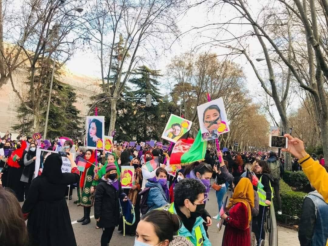 AfLatestNews's tweet photo. تجمع زنان به منظور حمایت از حق کار، نان و آزادی زنان در افغانستان در شهر مادرید کشور اسپانیا ! https://t.co/bHKPu3nLHT