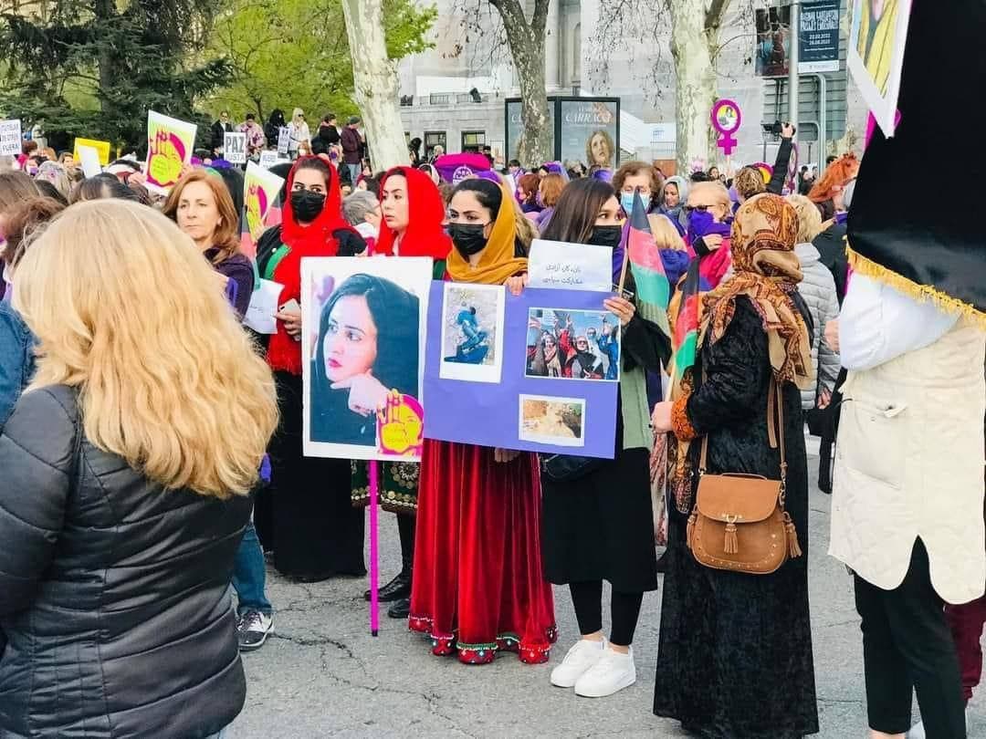 AfLatestNews's tweet photo. تجمع زنان به منظور حمایت از حق کار، نان و آزادی زنان در افغانستان در شهر مادرید کشور اسپانیا ! https://t.co/bHKPu3nLHT