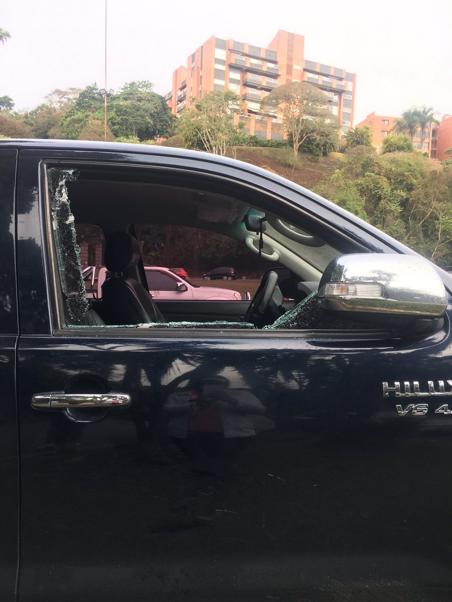 aalbujas's tweet photo. Querido @eliasayegh muy buenos días, nos encontramos vecinos caminando en lagunita y fue víctima una señora de un robo y le partieron el vidrio a su camioneta https://t.co/jbwy1U3T4A