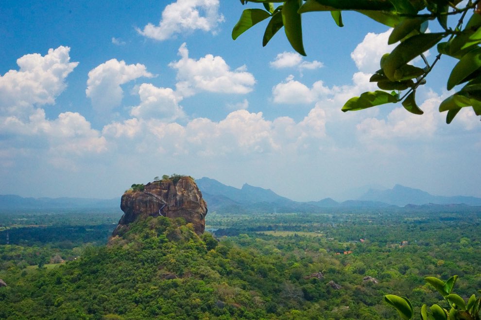 約3年前に旅したスリランカ🇱🇰ジャングルの中から顔を出すシギリヤロックは悲しい歴史を持つもののとても神秘的で美しかったです✨登っても遠くから眺めても素敵な場所です☺️