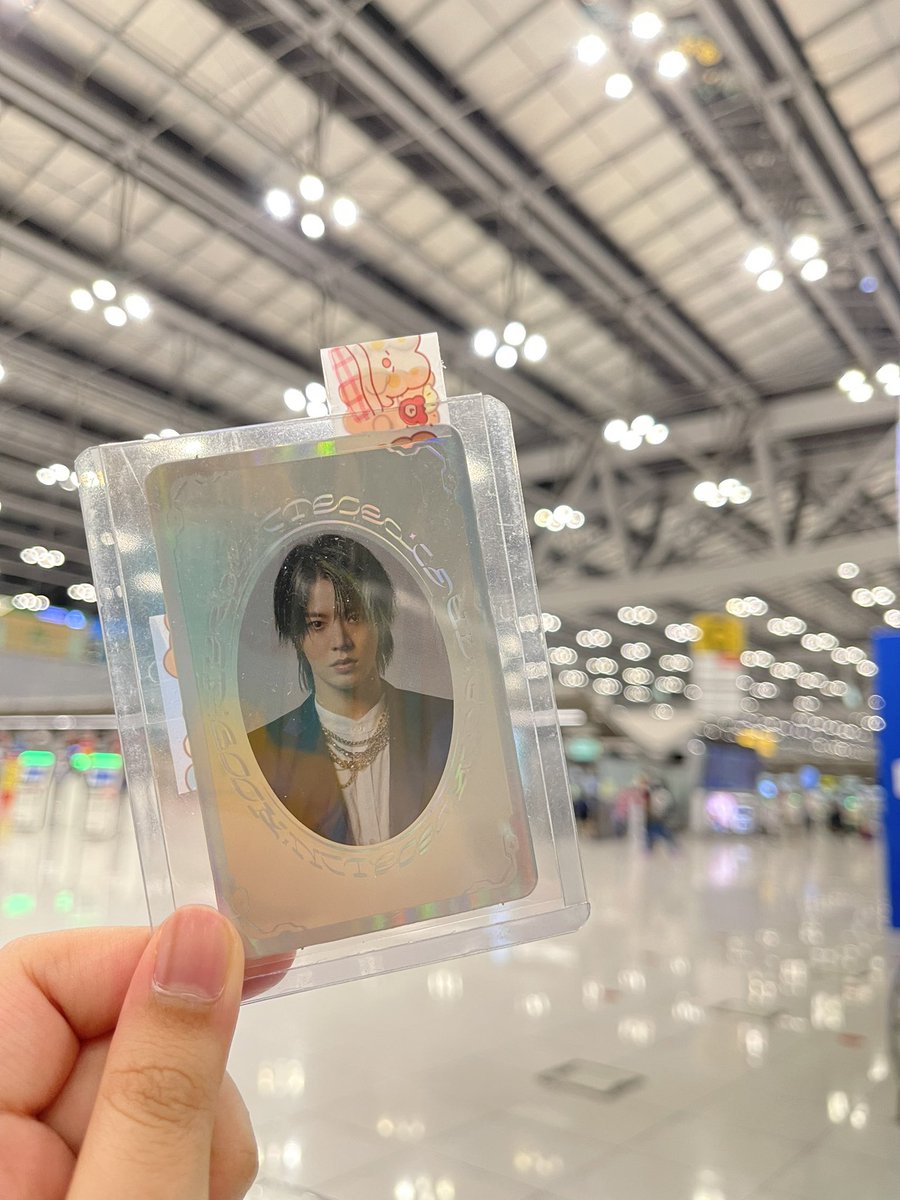 urmagicaltattah's tweet photo. คือชั้นอะ ไปเมกาคืนนี้ใช่ไหม๊ แล้วทีนี้แฟ้มเก็บการ์ดประจำ 9 ช่องมันใหญ่แล้วก็หนักเกินไป ก็เลยเอาแฟ้มเล็กหนึ่งช่องมาแทน แต่คือมันก็ไม่อุ่นใจอะ ชั้นก็เลย อ่า 😭 ซื้อสเปยูตะบอกให้ส่งไลน์แมนมาให้ที่สนามบิน โอเค บินได้แล้ว อุ่นใจ https://t.co/CiQcRtSGeD