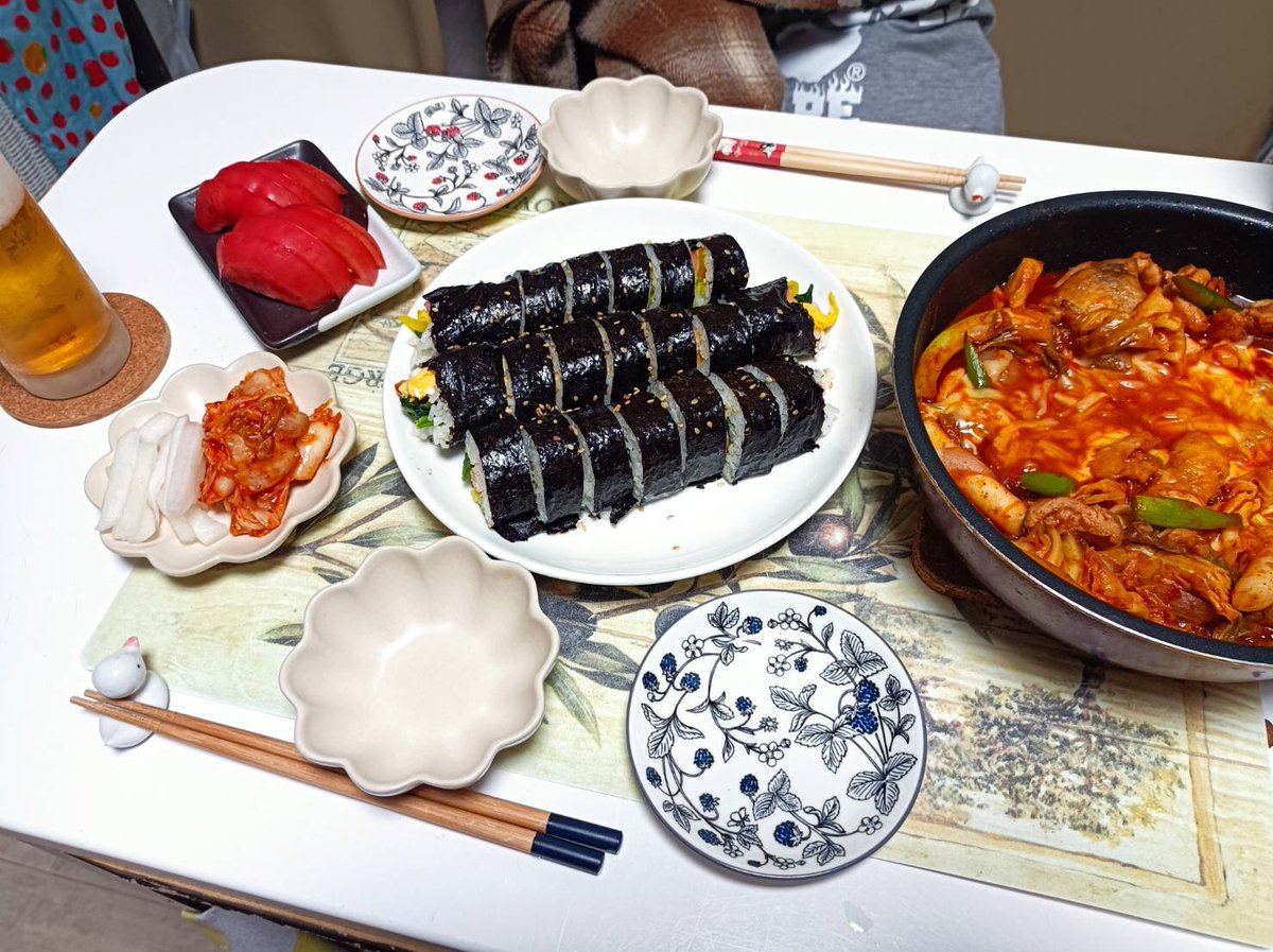 #今日の飲みお供は韓国料理
#キンパ
#チーズヤンニョムトッポギ
#キンパにハマりすぎ
#腕は爆上がり