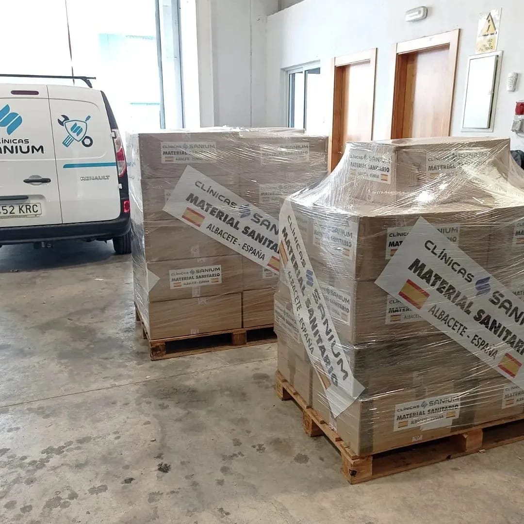 clinicassanium's tweet photo. Desde Clínicas Sanium hemos querido aportar nuestro granito de arena con la donación de material sanitario (guantes, mascarillas, gasas, paños de cirugía, batas, agua oxigenada, etc) para ayudar a todas las familias y niños y niñas de Ucrania. 🤝⁣💙💛 https://t.co/b5kJ9CoFca