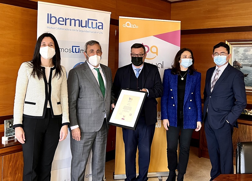 Ibermutua's tweet photo. En #Ibermutua hemos renovado por tercera vez el Sello #BequalPlus, de @FBequal, que certifica nuestra política de #inclusión de la #discapacidad. Os lo contamos en nuestra revista digital #OnMutua https://t.co/ceuk0s4CHq https://t.co/YXTu50lDiJ