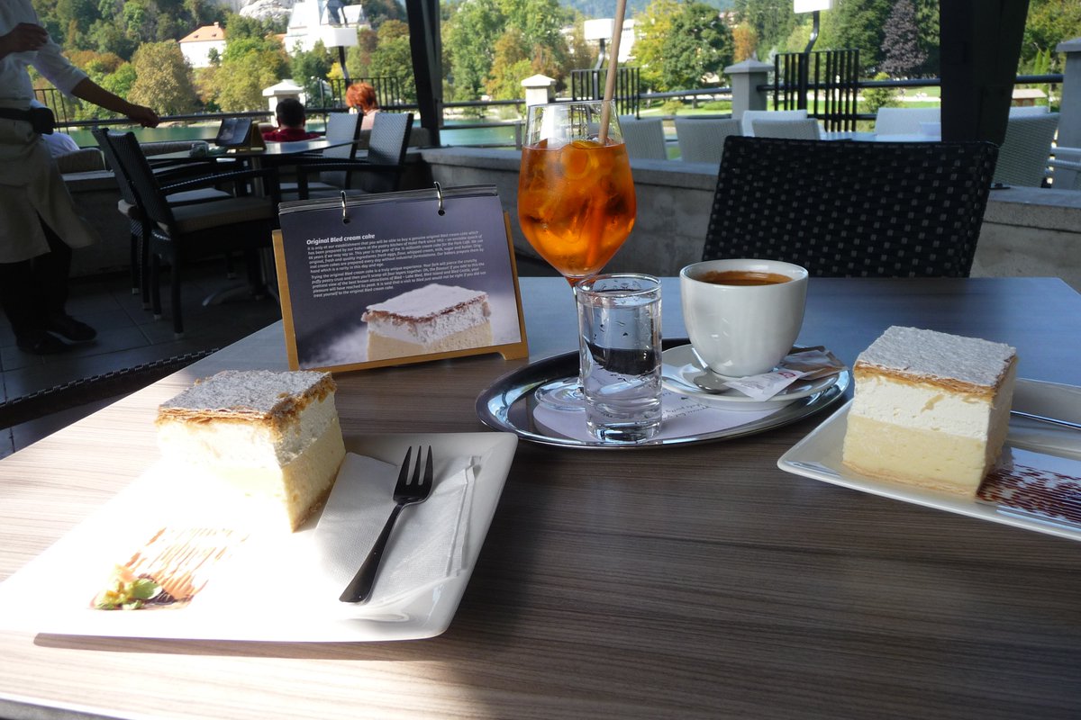 UkuleleNige's tweet photo. @SloveniaInfo @TincaMarinca Lake Bled. And not just for the cake!
#LakeBled @BledSlovenia #ifeelsLOVEnia #Bled #BledCake https://t.co/YZFaxjj9AA