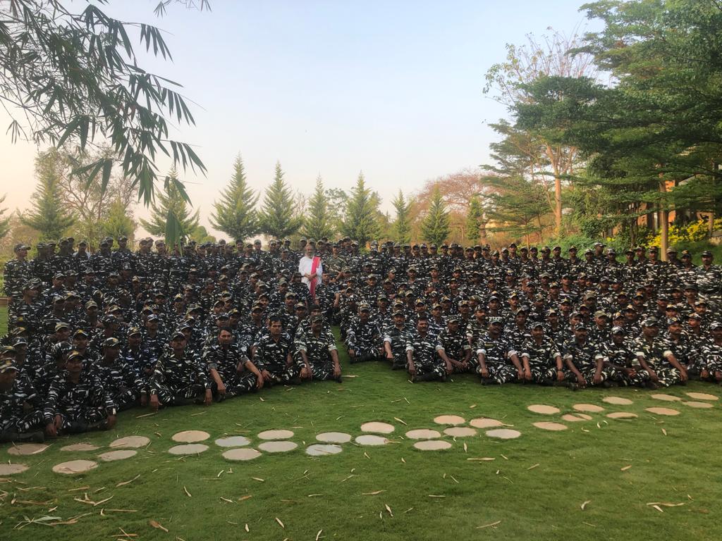 OfficeOfGurudev's tweet photo. Gurudev meets and interacts with 300 CRPF personnel who visited @BangaloreAshram today. 

#GurudevNow https://t.co/4NNhbOn1kJ