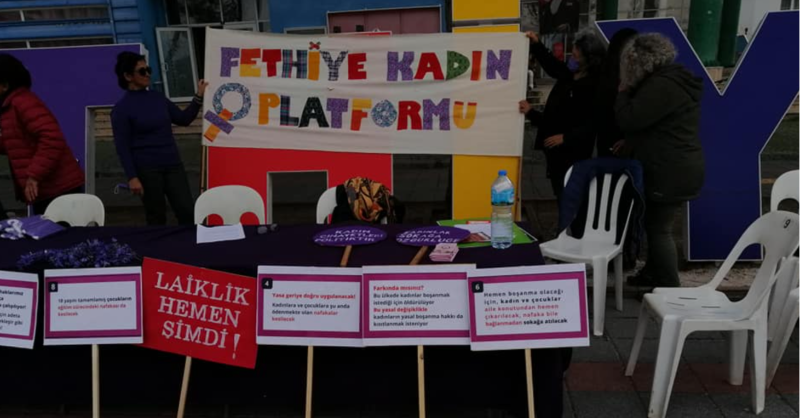GundemFethiye's tweet photo. 🟪Fethiye'de 8 Mart | Fethiye Kadın Platformu: Asla başımızı öne eğmeyeceğiz, haklarımızdan vazgeçmeyeceğiz

📌"Eşit, özgür, laik bir ülkede korkusuzca yaşamak istiyoruz"

📌"Karanlığınıza, fetvalarınıza, fıtrata hapsetmeye çalıştığınız yaşamlarımız için laikliğe sahip çıkıyoruz"