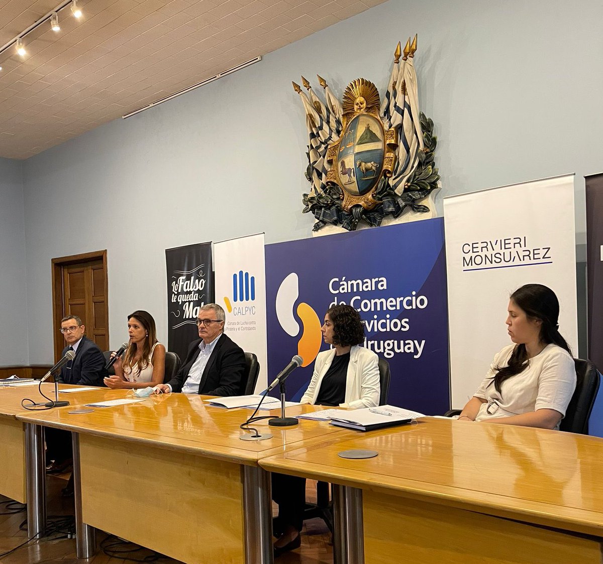 Calpyc's tweet photo. 📍 #AHORA: Iniciando la mesa de apertura del Seminario “Innovación y Actualidad en la Defensa de la Propiedad Intelectual” junto a  @CamaraUY, @vcervieri, @cm_lawyers, @Horus_Latam @AduanaURU,@FiscaliaUruguay  @dinapipy, y @MIEM_Uruguay https://t.co/S0rhfW0Hzf