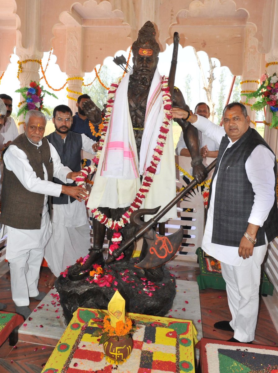 समाजवादी पार्टी के मुख्य प्रवक्ता एवं पूर्व कैबिनेट मंत्री श्री राजेन्द्र चौधरी ने आज पूर्वांचल एक्सप्रेस-वे पर लखनऊ के ग्राम महुराकलॉ स्थित चिरंजीवी भगवान परशुराम चेतना पीठ मन्दिर प्रांगण में पूजा अर्चना कर श्री अखिलेश यादव के पुनः मुख्यमंत्री बनने…
facebook.com/15650156103698…