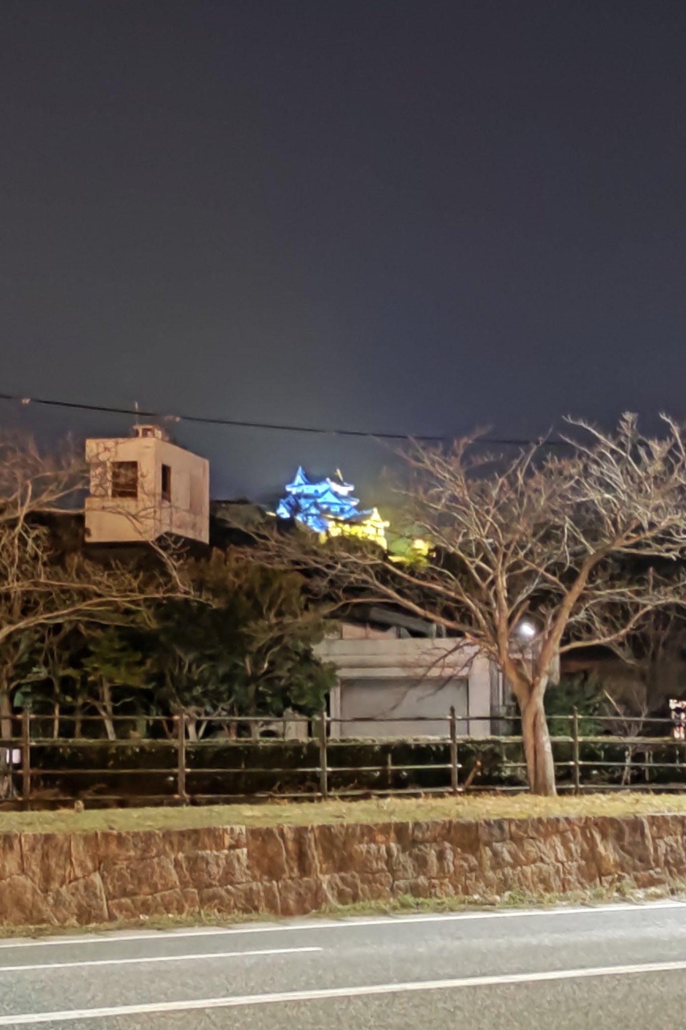 تويتر Re Birth على تويتر 帰り道 彦根城を見たら青色と黄色でライトアップされていたので車を停めてパチり 帰ってきて調べたらウクライナの国旗の色だそうです 彦根城 ライトアップ 平和を願う T Co Jjnhmeyvqd