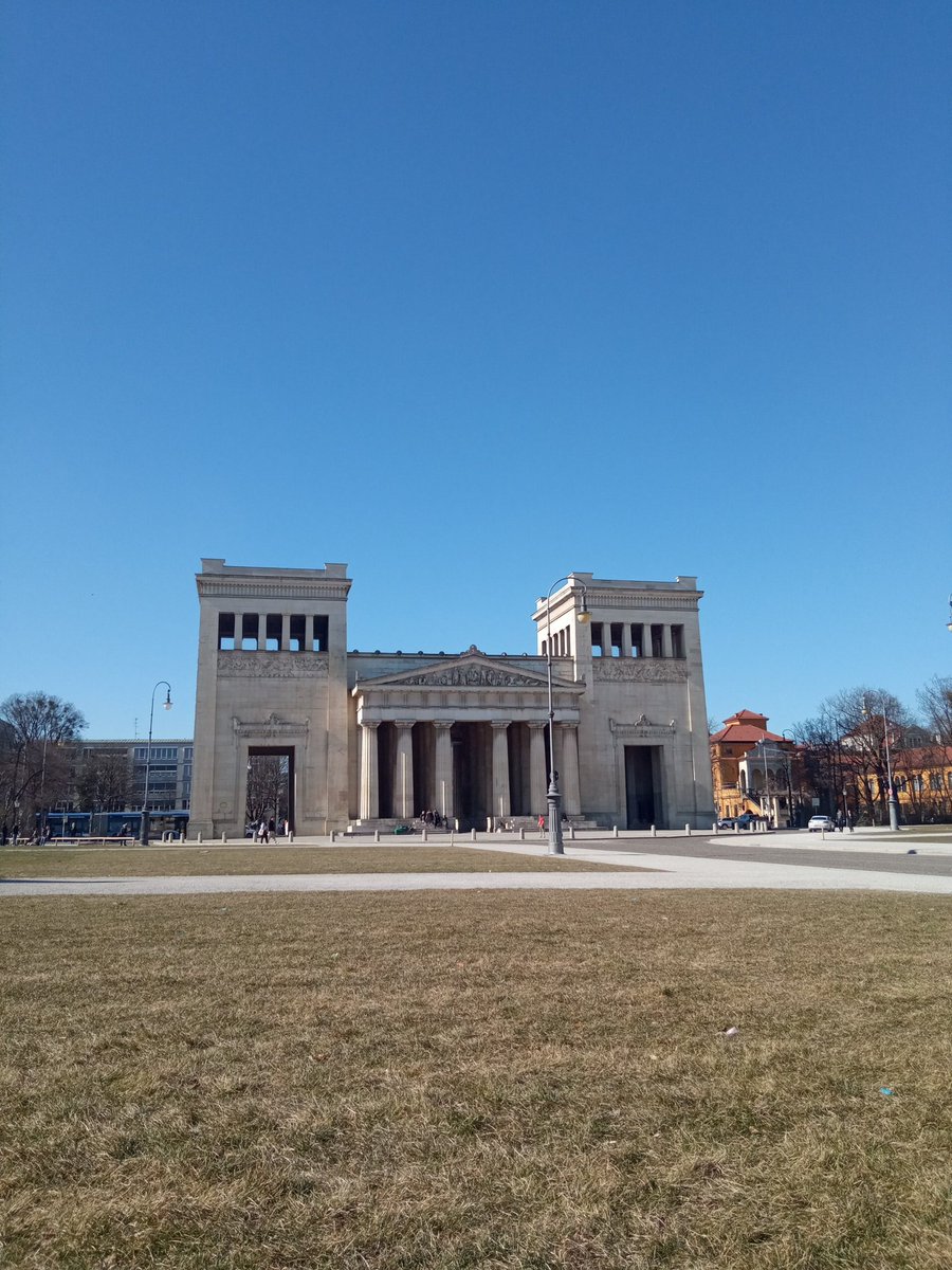 Was für ein Traumwetter...So kann es gerne immer so bleiben...Blauer Himmel, Sonne pur ☀️🤩 und fröhliche Menschen! #Weltfrieden☮️🤍🕊️ #Love #Königsplatz