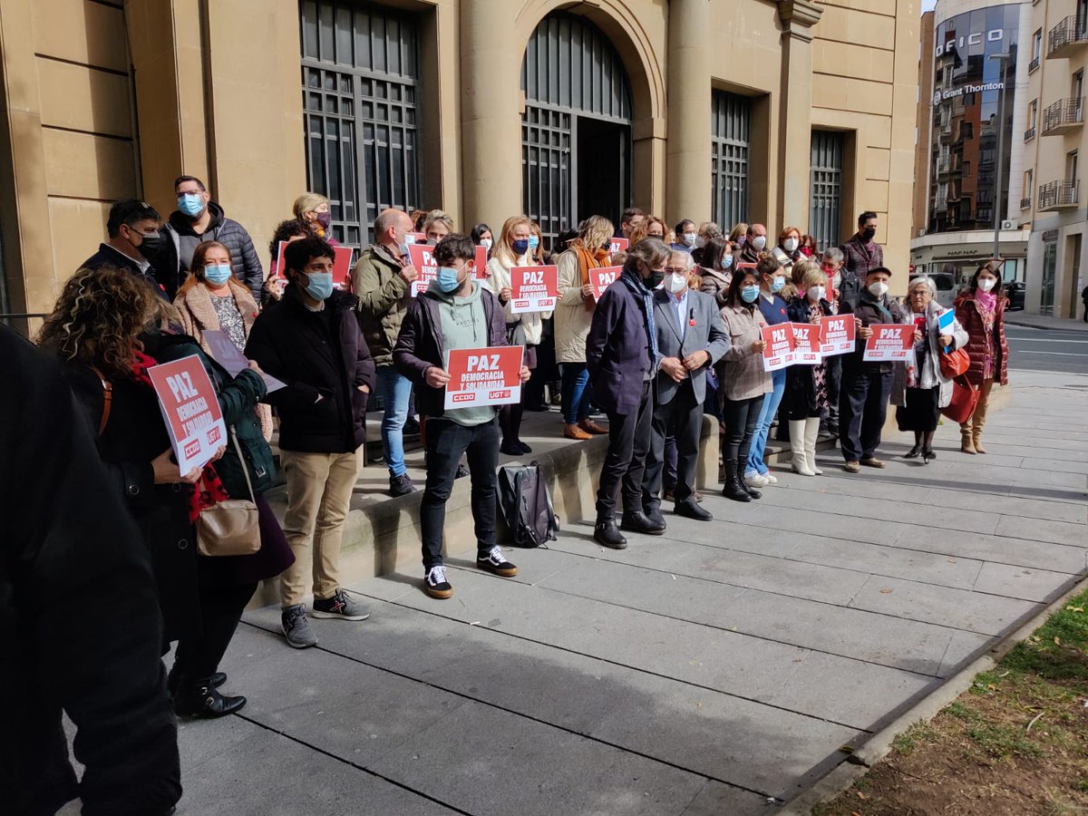 ccoonavarra's tweet photo. 🇺🇦 CCOO y UGT se concentran para mostrar su solidaridad con el pueblo ucraniano y pedir la retirada de tropas rusas #PazDemocraciaSolidaridad #Noalaguerra https://t.co/NRewJAZCAA