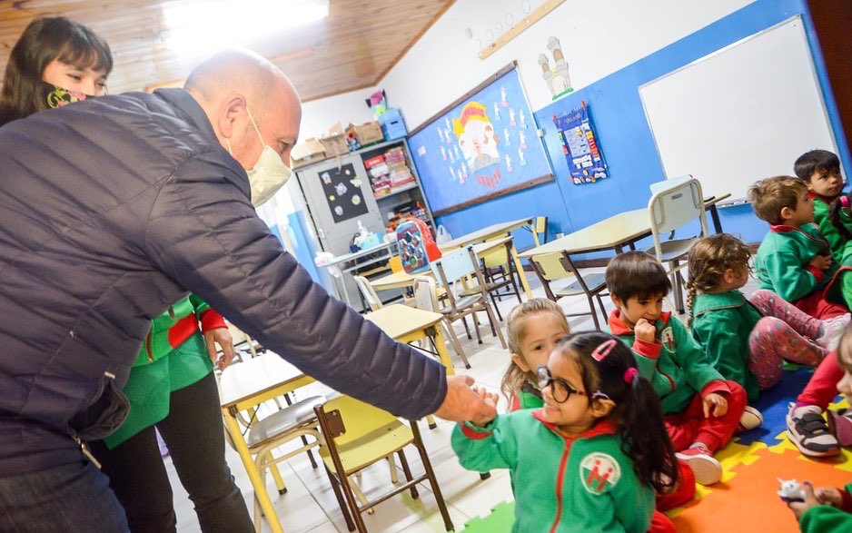 ric_sastre's tweet photo. Recorrimos con el Diputado Mariano García Aranibar el establecimiento educativo “Ysgol Gymraeg” de Gaiman que cuenta con nivel inicial y primario de niños y niñas que utilizan la lengua galesa desde sus inicios, y que mantienen vivas estas tradiciones culturales en #Chubut https://t.co/1fkhZlicrf