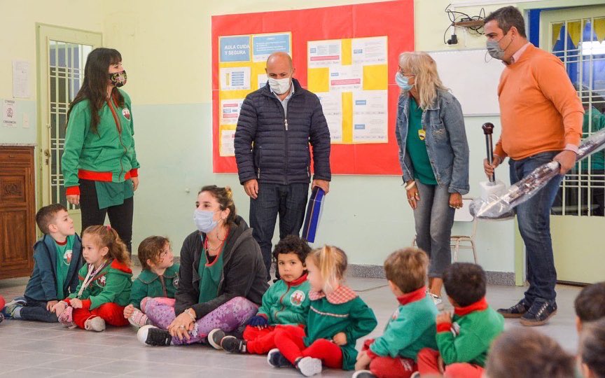 ric_sastre's tweet photo. Recorrimos con el Diputado Mariano García Aranibar el establecimiento educativo “Ysgol Gymraeg” de Gaiman que cuenta con nivel inicial y primario de niños y niñas que utilizan la lengua galesa desde sus inicios, y que mantienen vivas estas tradiciones culturales en #Chubut https://t.co/1fkhZlicrf