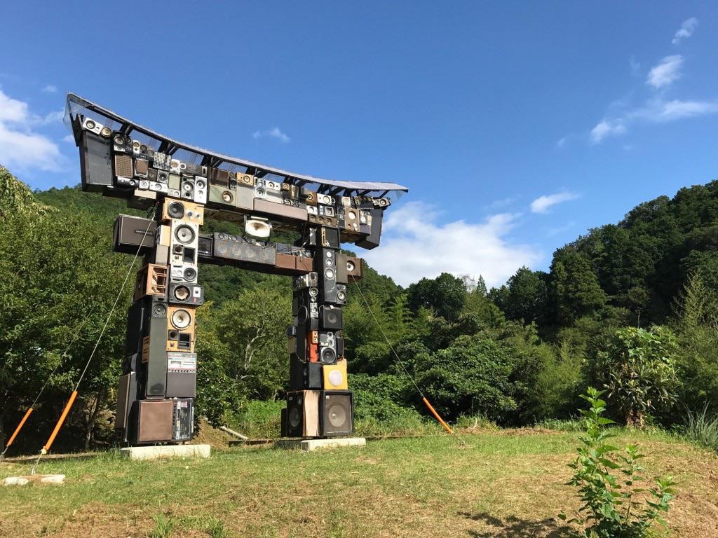 JCDesign0x's tweet photo. Karaoke Torii by Benoit Maubrey. Plug in and play whatever you want. Very @AzukiZen!

#Azuki #ikz https://t.co/l6dfjbSGSH