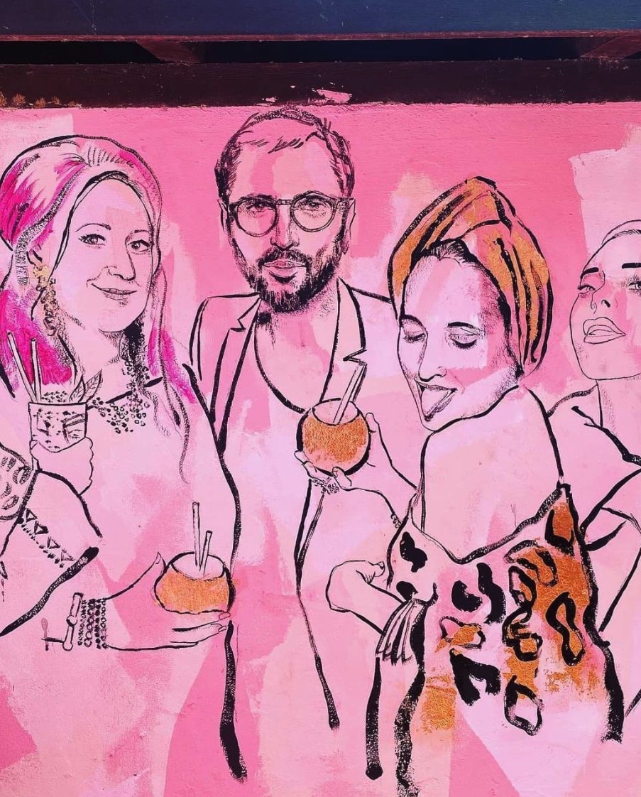 We’re celebrating #IWD2022 so how could we not mention Miranda Dickson – an inspirational creative force in the #drinksindustry! We’re currently obsessed with her transformation of @thehouseatdrummondplace @vodkamiranda #creative
Image: mural by #bluelogan