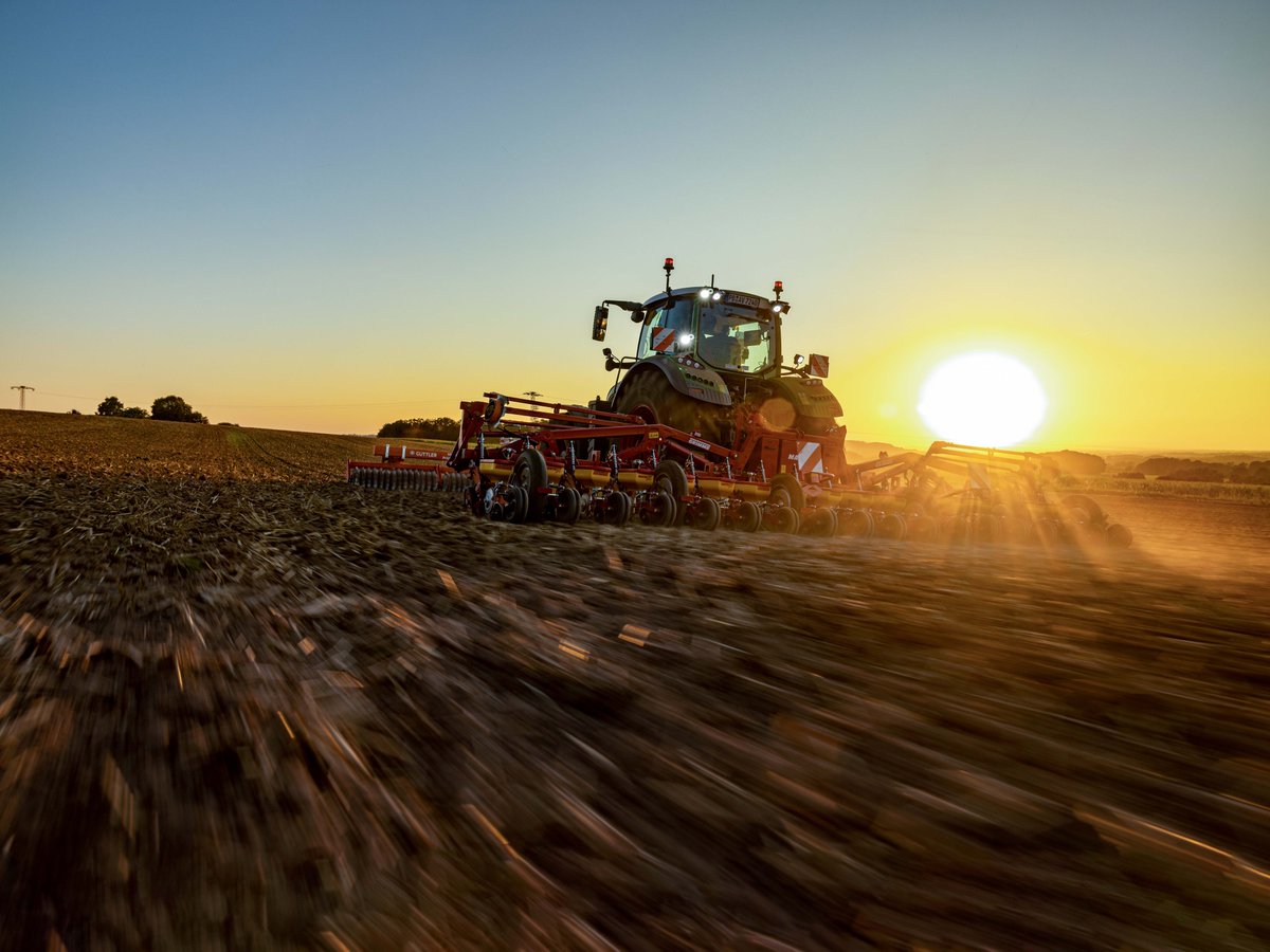 GRIMMEGroup's tweet photo. Eat, sleep, seed reapeat...no problem with our MATRIX. The electric cellular wheel drive enables the use of Section Control, Clever Planting, Variable Rate Control and the integrated spraying track switch-off, which relieve the driver. 
#GRIMME #GRIMMEGroup #MATRIX1800 #drilling https://t.co/IoXYiqfcvq