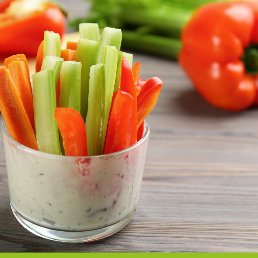 Zin om te snacken? 😏 Groenten zijn ideaal als tussendoortje. Je spaart zo veel zinloze calorieën uit en het helpt je een stap dichter bij die gewenste 250 gram groenten per dag natuurlijk 😇
.
.
#snack #tussendoortje #gezondeten #mindset #afvallen #motivatie #lichaam #bgn