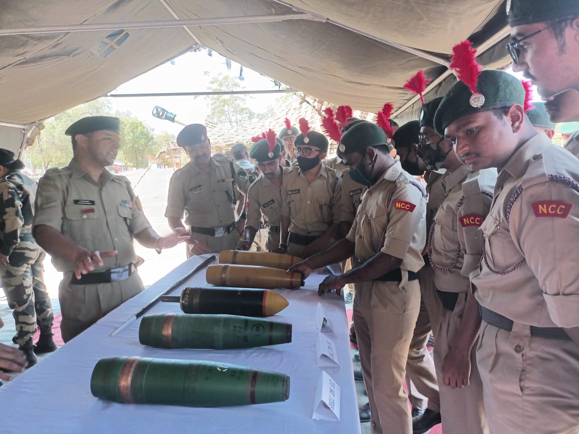 HQ_DG_NCC's tweet photo. #NationalCadetCorps 
Cadets of NCC Dte Gujarat participated in Weapons Exhibition organised by the BSF. The Cadets gained knowledge of the various weapons &amp; equipment used by the force. The enthusiastic Cadets also participated in Spot essay writing &amp; public speaking competition. https://t.co/qtbHhYcduz