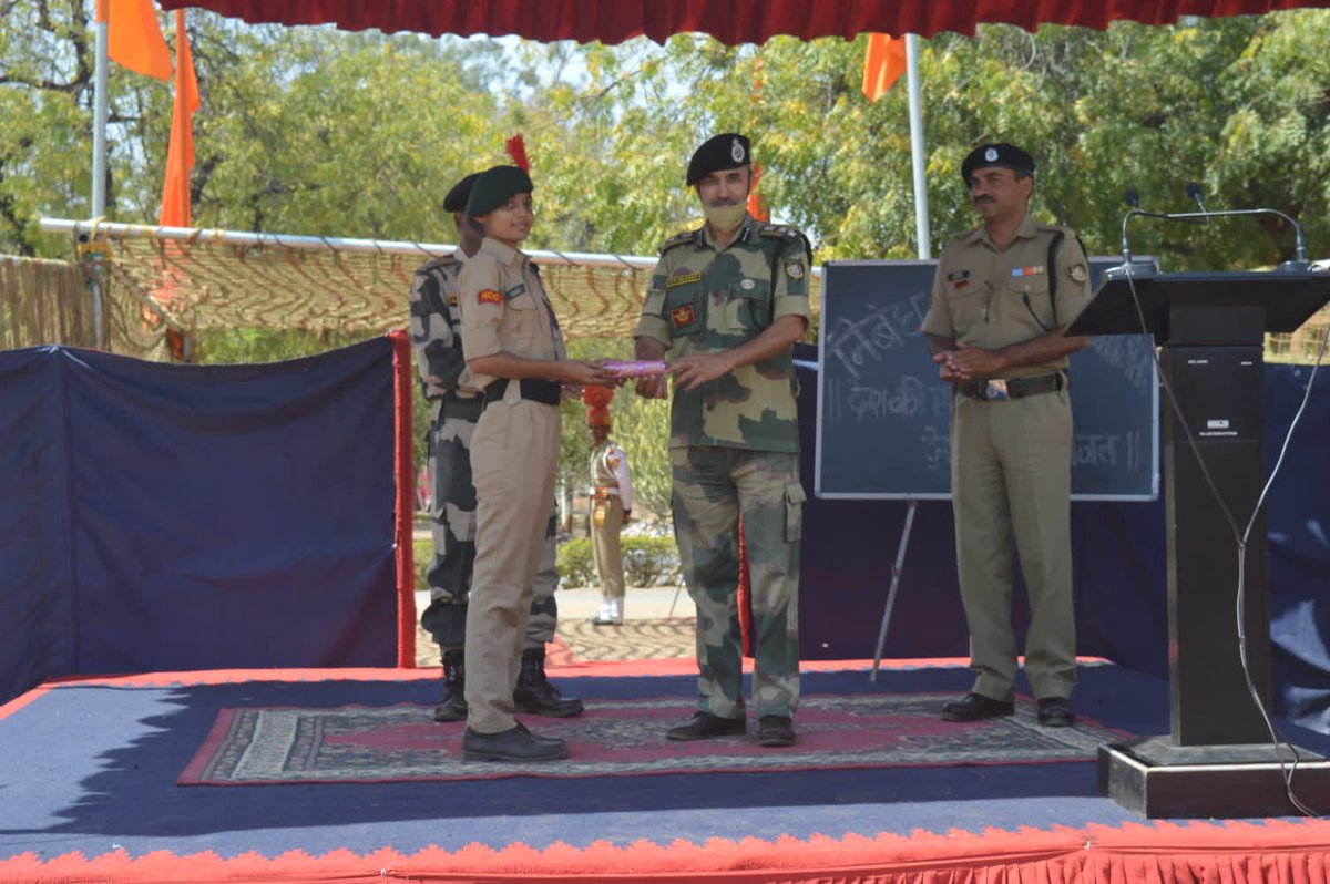 HQ_DG_NCC's tweet photo. #NationalCadetCorps 
Cadets of NCC Dte Gujarat participated in Weapons Exhibition organised by the BSF. The Cadets gained knowledge of the various weapons &amp; equipment used by the force. The enthusiastic Cadets also participated in Spot essay writing &amp; public speaking competition. https://t.co/qtbHhYcduz