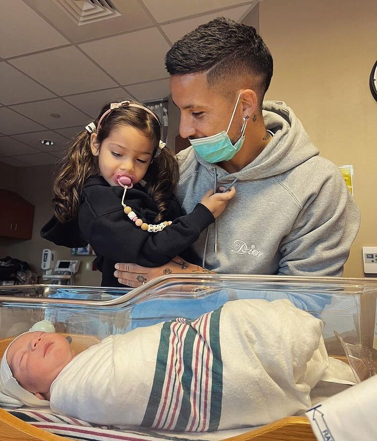 Zenit_ARG's tweet photo. Nuestro ex jugador Sebastián Driussi fue padre por segunda vez, en esta oportunidad de un niño👶 ... llamado Marc Bastián Driussi💙 ¡bienvenido a la familia! Le deseamos el mejor de los éxitos al delantero que tantos delirios nos causó🤯

¡VOLVÉ SEBA🤩! https://t.co/oKBsIHsYRE