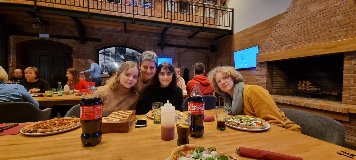 MarkoTechyTalk's tweet photo. 🇺🇦 Ukraine has the most talented people, and we are humbled just by their presence in our home. These children are chess masters and have read hundreds of books while learning multiple musical instruments, all by the age of 15. Russia, give up; you don't stand a chance! 🇺🇦 https://t.co/8B7uazpNss