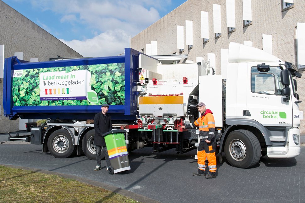 Het is de week van onze Circulushelden; we zijn trots op onze collega's! Chauffeur Glenn trapte de week af in <a href="/gem_bronckhorst/">Gemeente Bronckhorst</a>. Wethouder @PLPSHofman reed mee op een elektrische zijlader en hielp bij de gft-ronde. bit.ly/3vRwe73 #afvalhelden #weekvandeafvalhelden