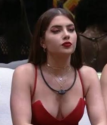 grazilrocha's tweet photo. A Jade antes de sair do #Bbb22   x   A Jade cancelada depois de sair do Bbb.

O trabalho de imagem já começou: maquiagem discreta, blusinha branca, tipo menininha frágil. 

Besta é quem compra essa imagem https://t.co/x0mWzJ3dlc