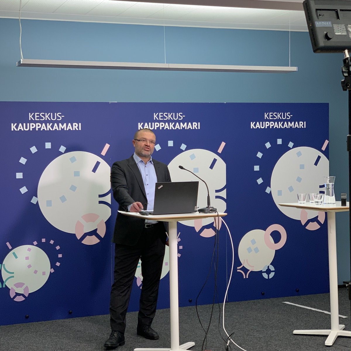 <a href="/SuomenTulli/">Tulli</a> valvontaosaston johtaja Sami Rakshit jakaa mielenkiintoista tietoa Suomen viennistä ja siitä millainen on Venäjän osuus siinä. Suomen #vienti oli viime vuonna noin 68,6 miljardia euroa ja Venäjän osuus kokonaisviennistämme oli noin 5,5 prosenttia. #logistiikka <a href="/K3FIN/">Keskuskauppakamari</a>