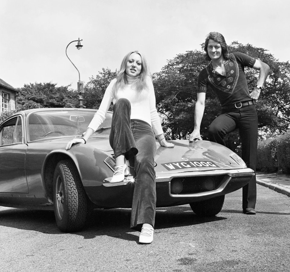 ClubLotusFrance's tweet photo. Frank Stewart Worthington, star du football durant les années 1970/80 roulait en Lotus Elan + 2 avec sa compagne Carol Dwyer #Lotus #ElanPlus2 #ClassicLotus #FootBall #MyLotus #ForTheDrivers @lotusCars @ClubLotusFrance https://t.co/AZCzAG5PD2