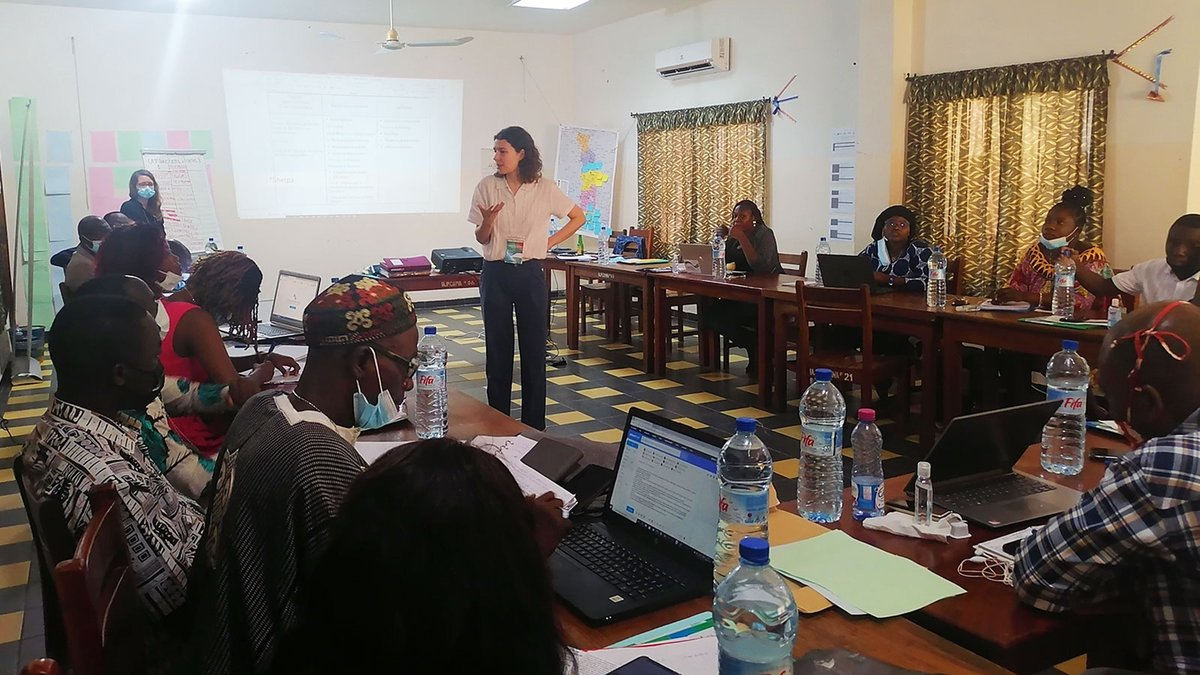 Asso_Sherpa's tweet photo. Cette semaine, l'équipe de Sherpa est à Cotonou au 🇧🇯 pour former 15 organisations de la société civile togolaises et béninoises en matière de #droitshumains, droit de l’environnement, #devoirdevigilance, et #RSE.
En savoir plus sur le #ProjetVigilance➡️https://t.co/Ucdtwl3pGN https://t.co/qNpUQLfnWc