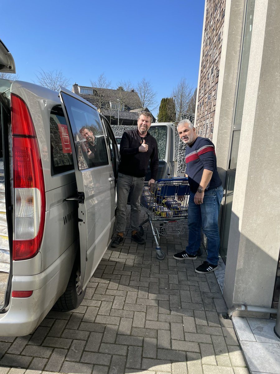 Goede samenwerking stichting mini manna met merkez moskee Doetinchem hulp aan #Ukraine️ vrijdag gaat <a href="/KroonSteven/">Steven Kroon</a> persoonlijk de goederen naar Polen brengen @PvdADoetinchem