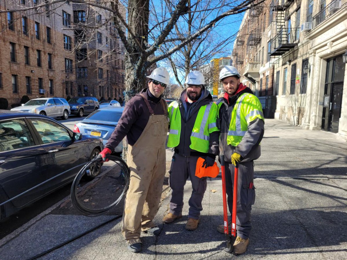 NewYork811's tweet photo. #NewYork811 was in #Brooklyn where we spotted @Verizon techs preparing to install underground fiber to some local apartment buildings. #ClickorCall811 #KnowWhatsBelow https://t.co/5bvUef7g8n