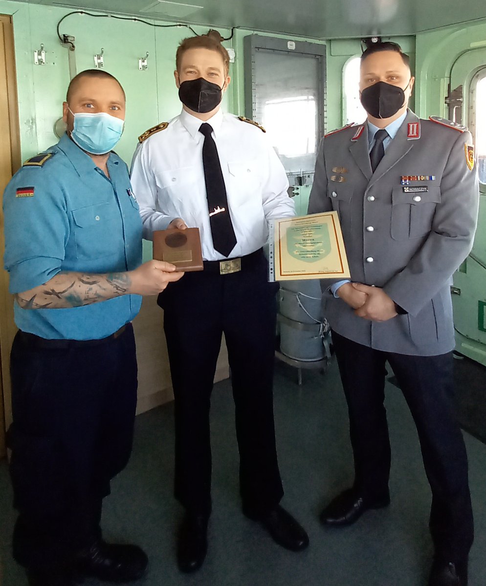 Als Dank und Anerkennung für hervorragende Schiffswettermeldungen, wurde dem Navigationspersonal des Tender WERRA die Wetterplakette durch Personal des GeoInfoDBw in würdiger Form verliehen. Diese Meldungen sind für Vorhersagemodelle essentiell. BZ! #WIRSINDMARINE #flotilla1