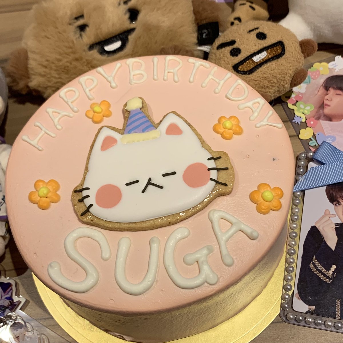 sugasan_ch's tweet photo. Happy birthday SUGA!!!
どの角度から見ても可愛いオーダーケーキ🎂去年に頼むはずだったけど締切間に合わずで今年リベンジ！！！デザイン通りすぎてお店で可愛いって声出たぐらい、、、今年もお祝いできて嬉しい😘💖

今年は会えるかな？？ https://t.co/itUivx7Jmy