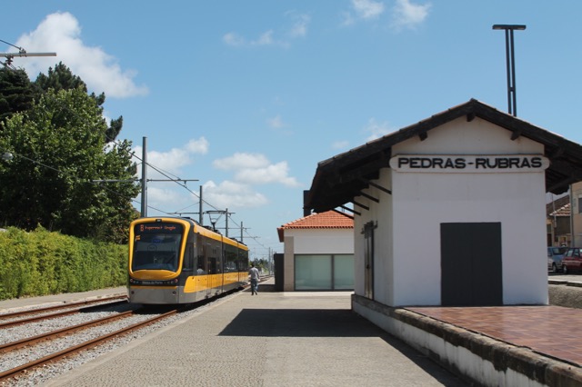 MetrodoPorto's tweet photo. #throwback2005
Neste dia, há 17 anos, era inaugurada a Linha B, à época, entre as estações do Estádio do Dragão e Pedras Rubras. A Maia passou, a partir de então, a ser servida pelo Metro. Um ano mais tarde, a Linha ficaria completa com a abertura do troço até à Póvoa de Varzim. https://t.co/dEhOiXL9bx