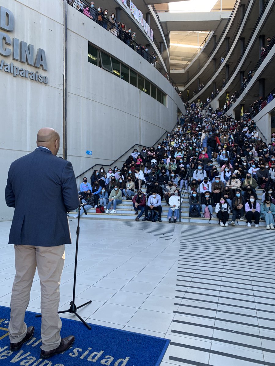 Nuestro Vicerrector Académico Sr. Carlos Becerra, entrega el saludo de bienvenida oficial a los nuevos estudiantes de nuestra casa de estudios.