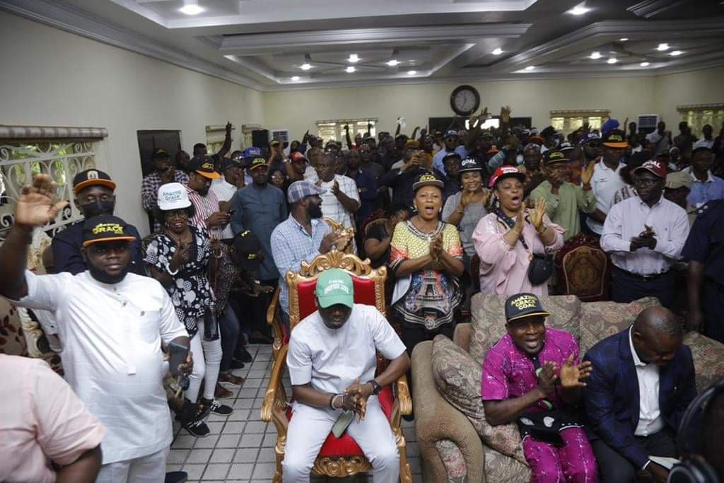 romeocza's tweet photo. HAPPENING NOW:

Leading 2023 Governorship Aspirant, Rt. Hon. Barr. @LukeOnofiok  consults the Chairman, Akwa Ibom State Traditional Rulers Council/Oku Ibom Ibibio, Edidem Solomon Etuk. And as usual the crowd amazing #AmazingGrace2023 #GOAL2023 #OnofiokLukeconsults https://t.co/Q5KmWEAGQx