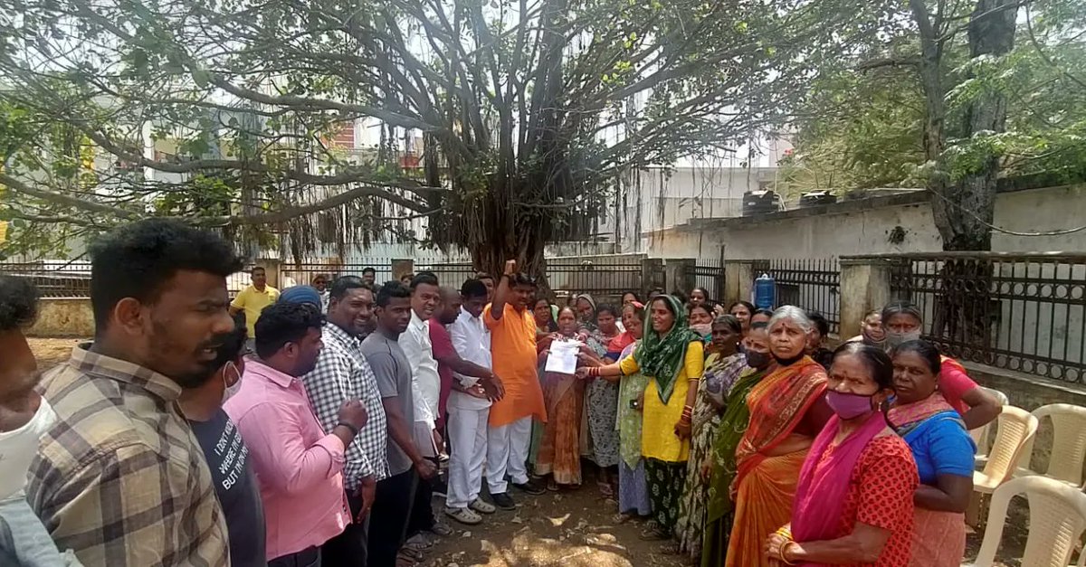 TeamRK_BJP's tweet photo. I explained that BJP govt. Would sort out all the issues one after another and also assured that we shall make sure that one of the nearby grounds would available for youth and children to play.
#RKWithBJP #RKWithSCB #BJPForSCB #SCBWithBJP https://t.co/i3fdEWQ5RM