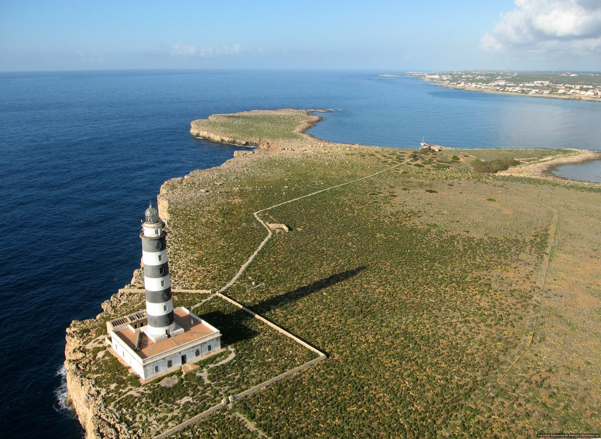 💡 Aquest far, pel seu aïllament, va ser durant molt de temps una de les destinacions més dures de les Balears, ja que havien de conviure a l’illot tres torrers amb les respectives famílies. Ens saps dir el seu nom?