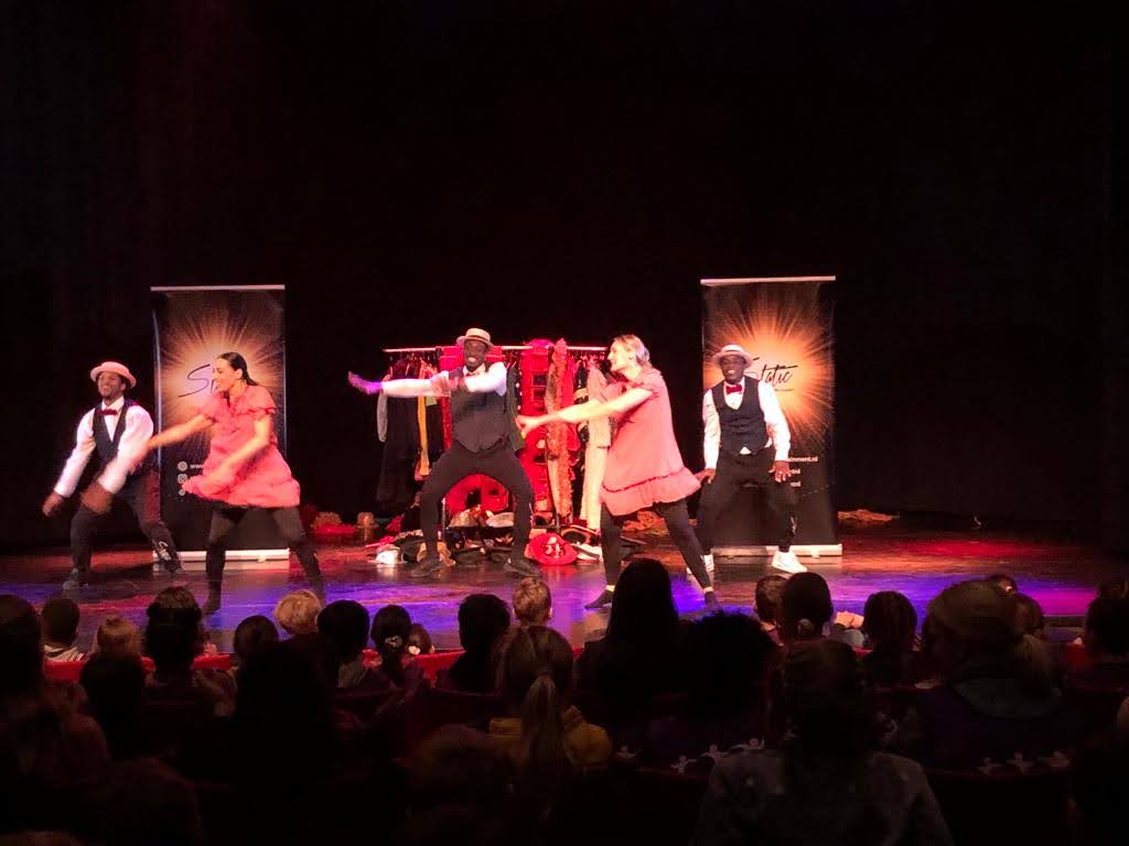 Dance Dance Dance 💃👯 800 basisschoolleerlingen die deze week zichtbaar genoten van de voorstelling Dans Hypes in de theaterzaal van De Kubus. Niet meedoen was geen optie! 

#dans #voorstelling #sttprodukties #Kubus #Lelystad #KubusLelystad #onderwijs #basisschool #danshypes