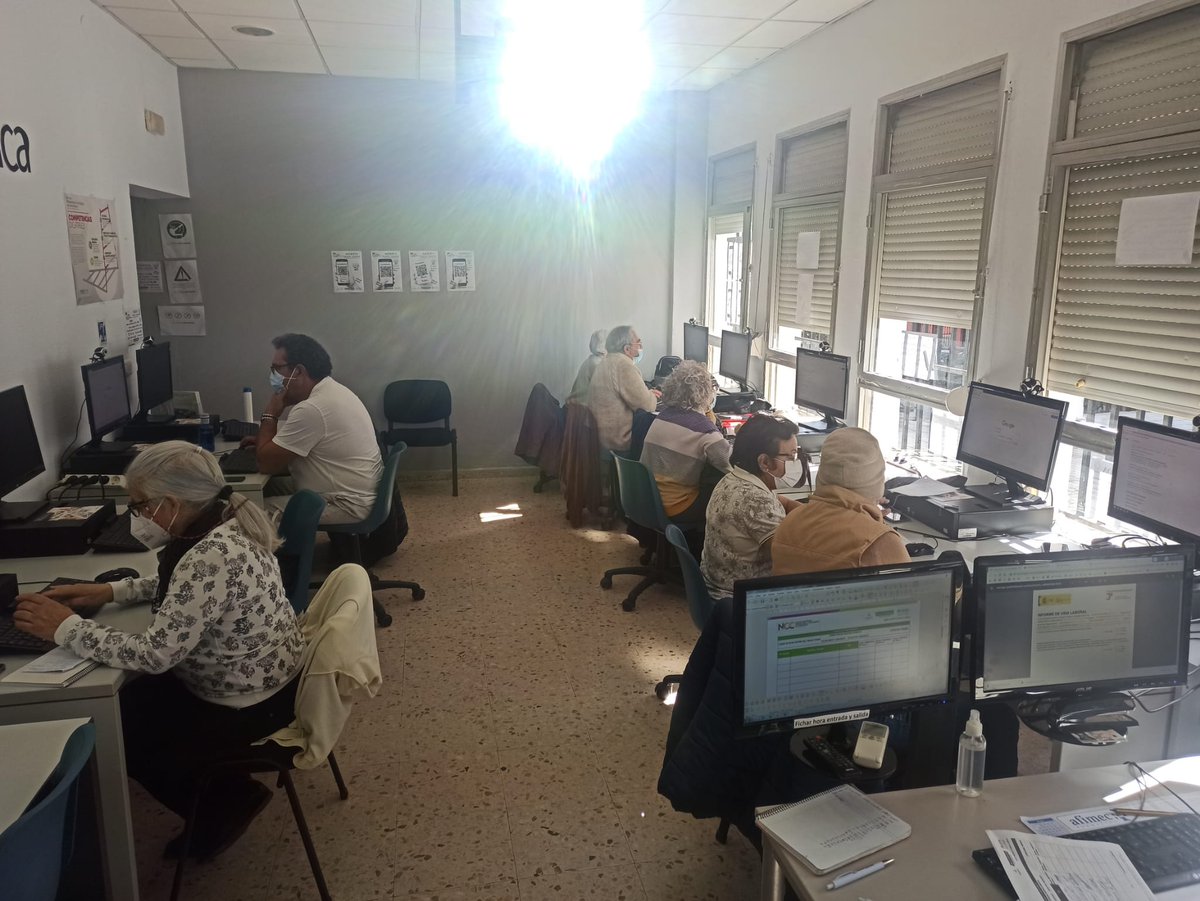 edMeridanuevac's tweet photo. Hoy en nuestro taller de #RETODIGITAL hemos estado explicando algunas temas de seguridad, bulos, noticias falsas,...
Puede que les guste o no la idea de usar tecnología, pero todos somos conscientes de cómo fortalece las relaciones y evita el aislamiento
#BrechaDigital #Mérida https://t.co/zjwM5tLVe3